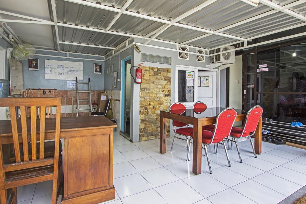 Hotel Reddoorz Near Gejayan à Kejayan Extérieur photo
